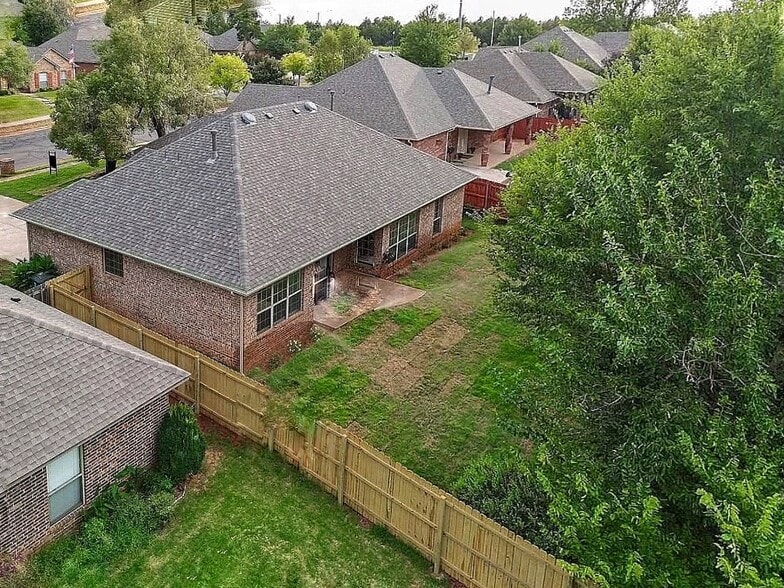Building Photo - 2201 Pine View Ter