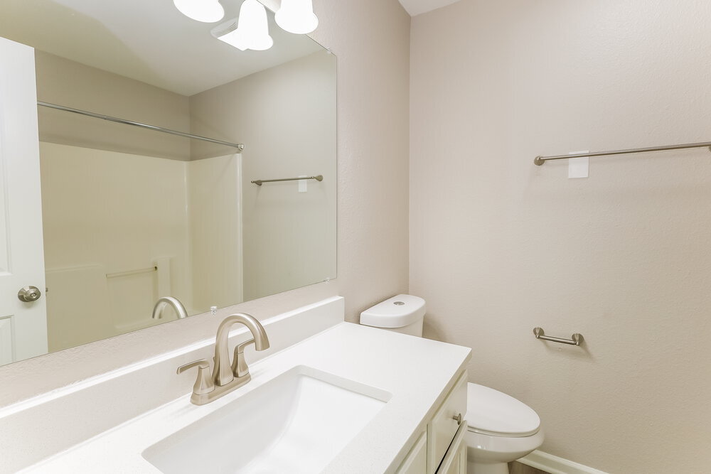 Building Photo - 450 Lake Shore Ct