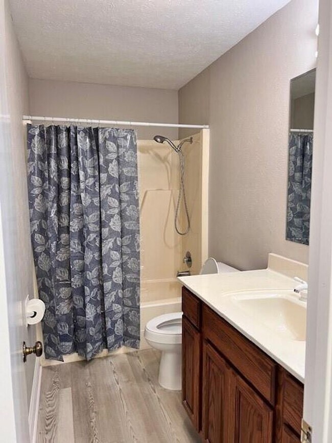 Building Photo - Move-in Ready 3 bed/ 2.5 bath home