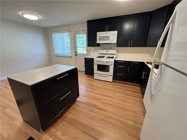 Building Photo - 111 Treeview Dr