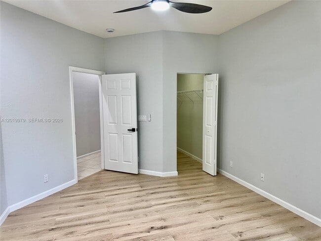 Building Photo - 2525 Bay Pointe Ct