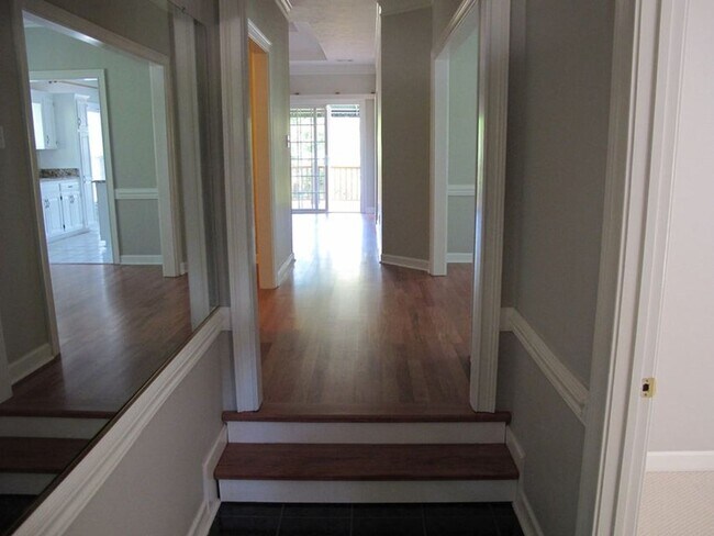 Building Photo - Upscale Lakefront Home  In the Heart of Martinez