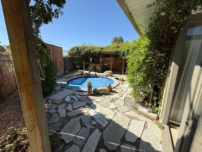 Building Photo - High Desert Retreat- 3 Bedrooms, 2 Bathroo...