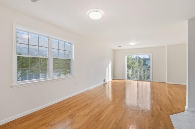 Building Photo - 31-33 CHESTER Ave