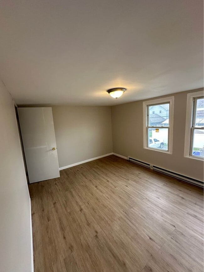 Building Photo - 109 Welles St