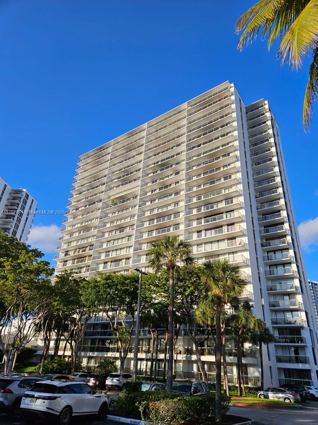 Building Photo - 3731 N Country Club Dr