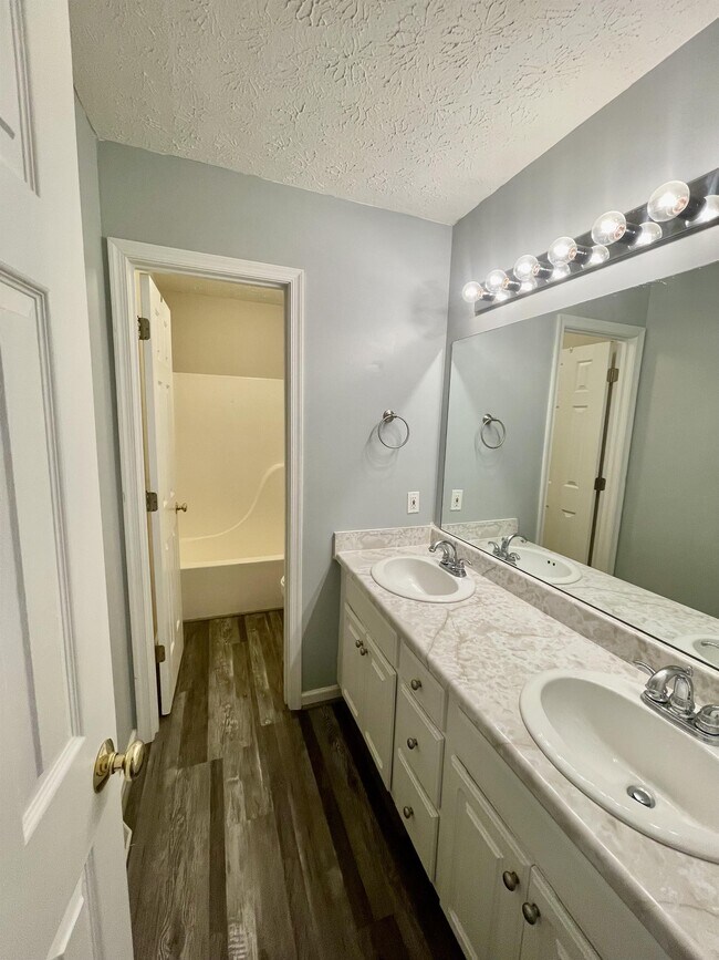 Building Photo - 1069 Blue Ridge View Cir