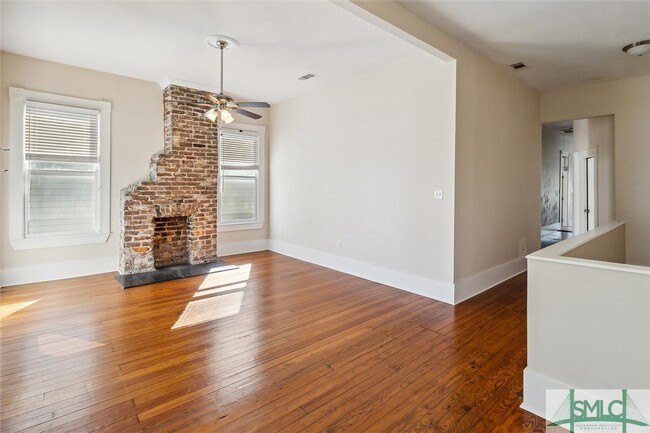 Building Photo - 413 E Waldburg St