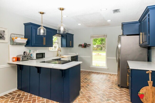 Building Photo - Great house with a pool in Satsuma!