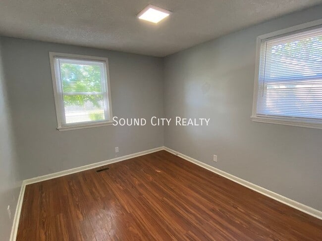 Building Photo - 3232 Hinkle-