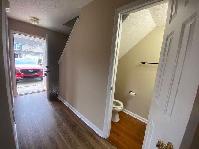 Building Photo - 2 bedroom duplex in Raleigh with ALL the a...