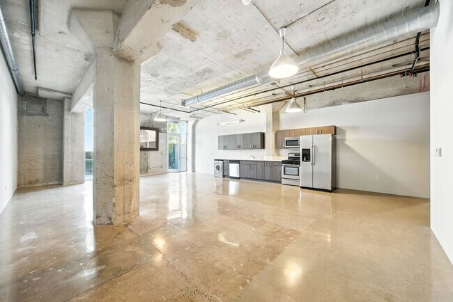 Building Photo - 825 East 4th St