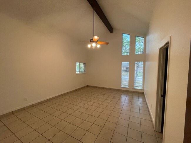 Building Photo - 3/2 Southside 1800 sqft, pet friendly, enc...
