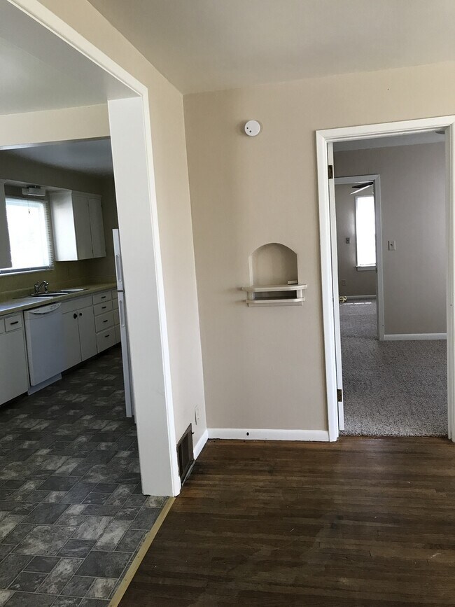 Building Photo - 3 bed/2 bath house