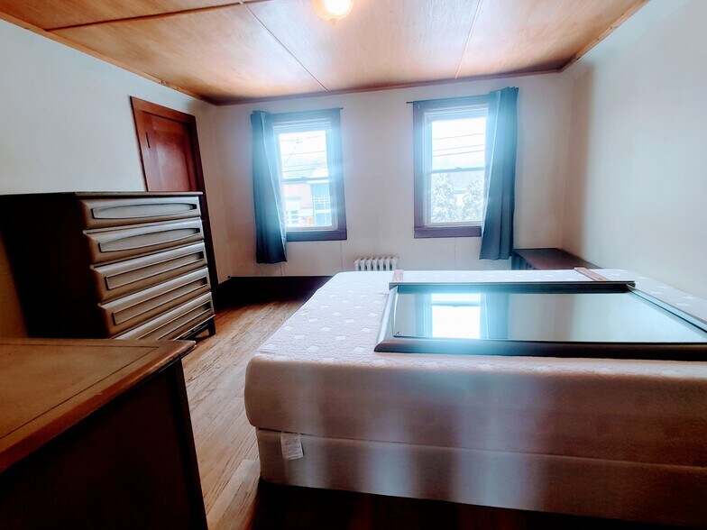 Bedroom 2 - 15 Saratoga Ave