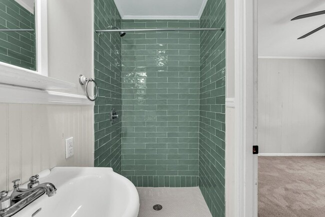 Building Photo - Renovated 3 Bedroom 2 Bath Home for Rent!