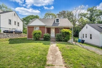 Building Photo - 2 bedroom 1 bath with hardwood floors.