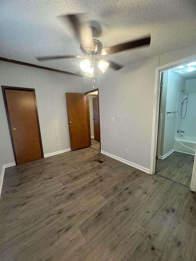 Building Photo - 204 Moss Creek Ln