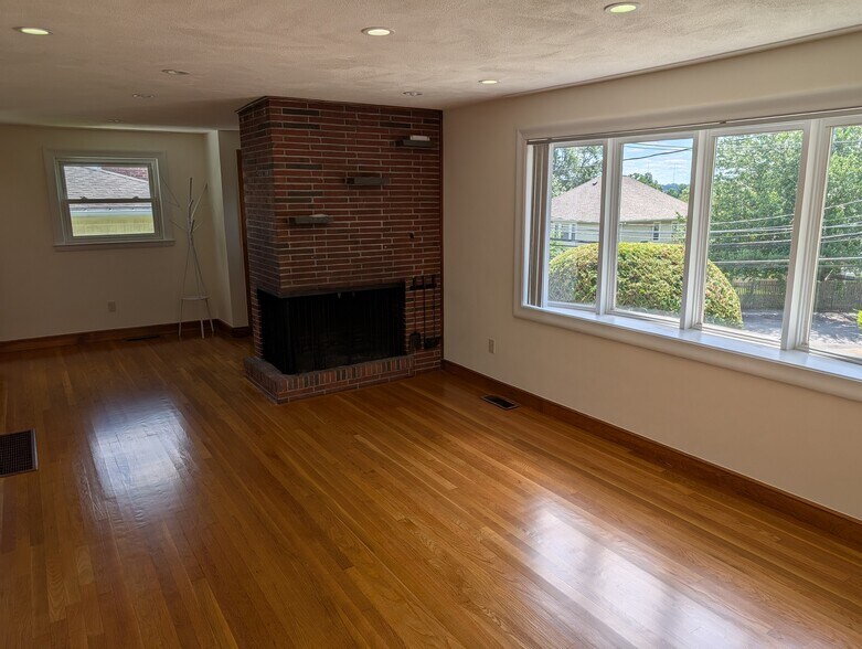 Building Photo - 53 Oakley Rd