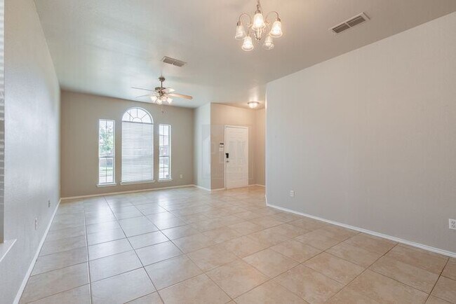 Building Photo - 4 Bedroom/2 Bathroom HOME FOR LEASE! Just ...