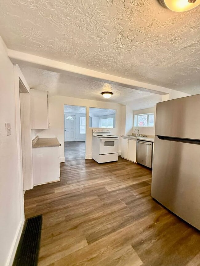 Building Photo - 1 Bedroom Duplex style apartment