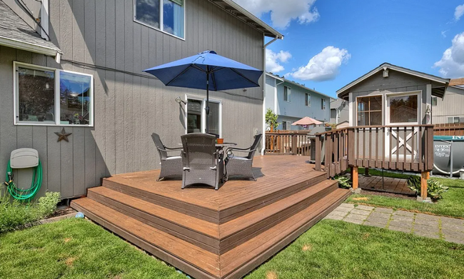 Building Photo - Beautiful Designer 3 bedroom home in Quiet...