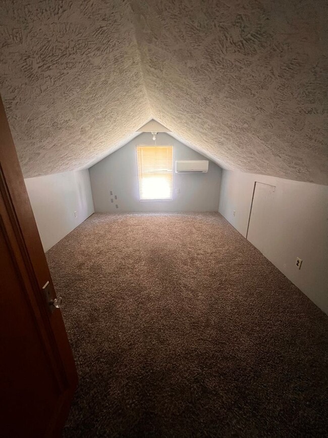Building Photo - Spacious Home w/ Fenced Backyard