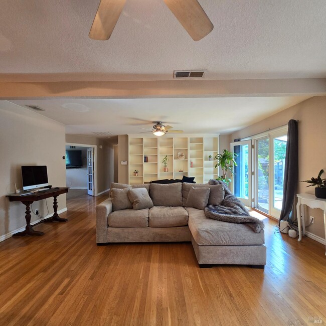 Building Photo - 480 Meadowview Dr