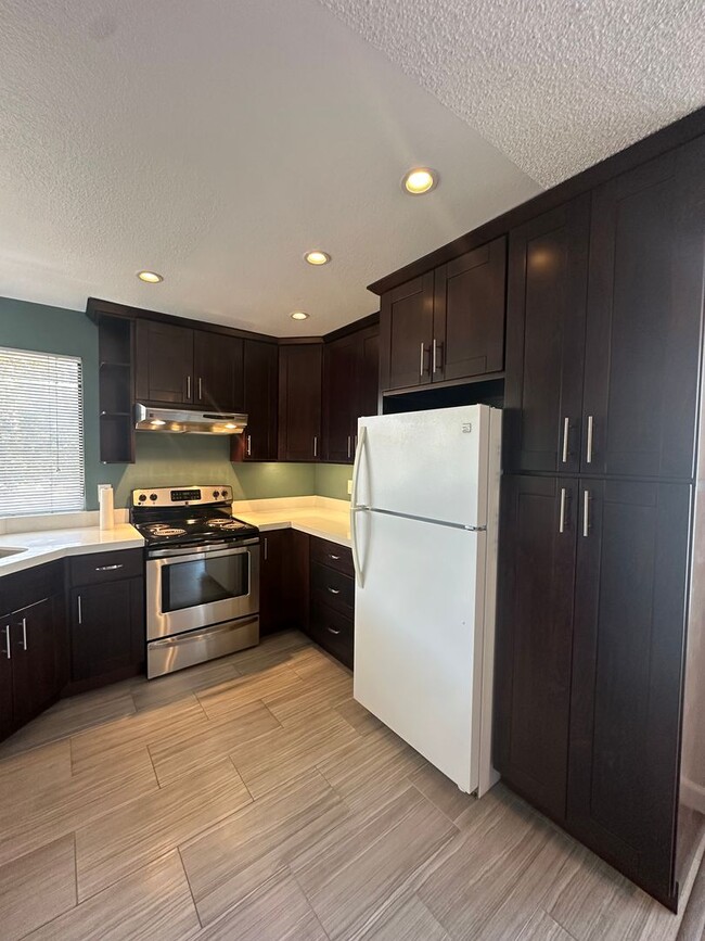 Building Photo - Condo, ready for move-in!
