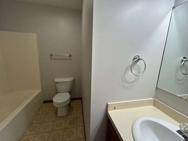 Building Photo - Beautiful 3-Bedroom, 2-Bath Home in the Heart of Painesville