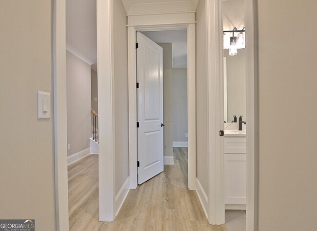 Building Photo - 190 Redhaven Dr