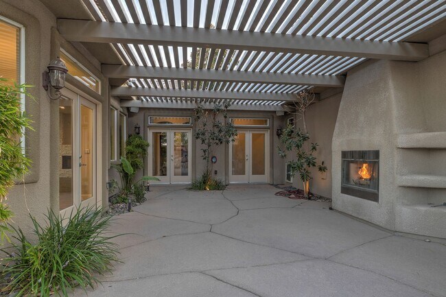 Building Photo - Executive Luxury Living with Unmatched Cit...