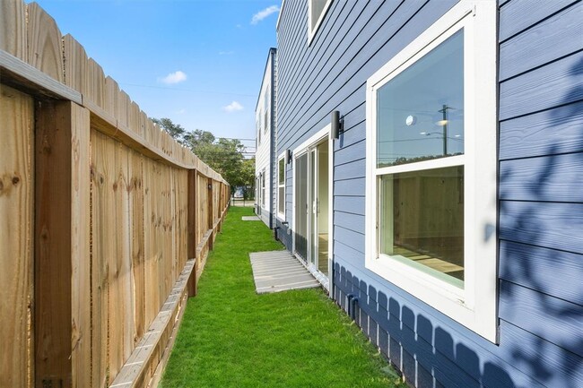 Building Photo - 855 S Victory Dr