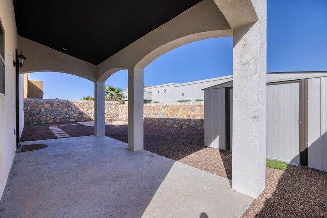 Building Photo - Beautiful East side House