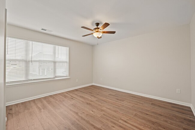 Building Photo - Stunning New Home in Enclave section Chateau