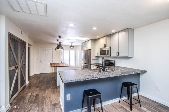 Building Photo - 1318 E Cobb Dr