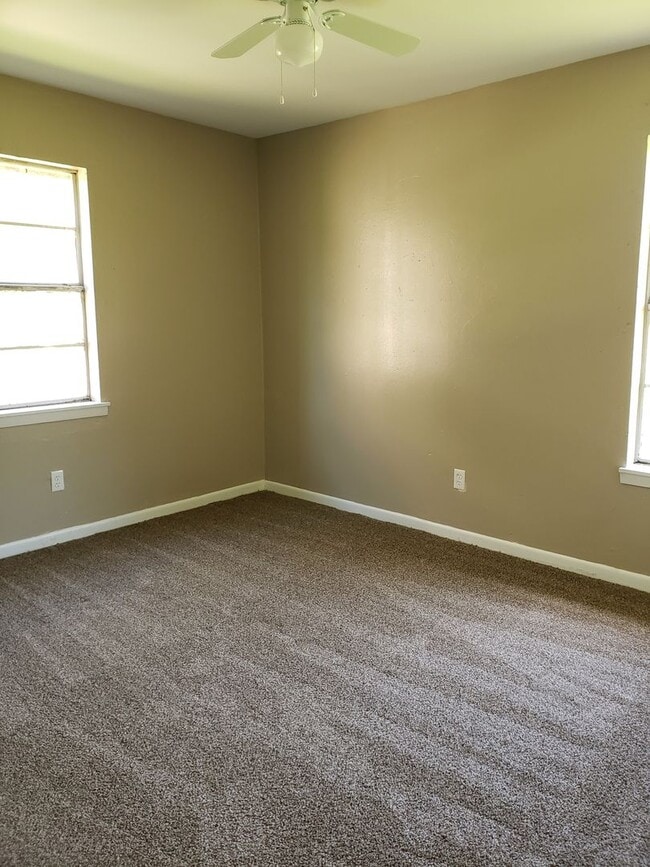 Building Photo - Very nice 3 bedroom/1&1/2 bathroom