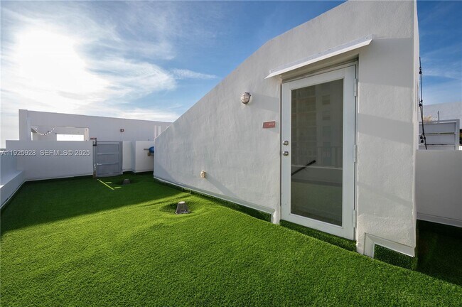 Building Photo - 1712 SW 2nd Ave