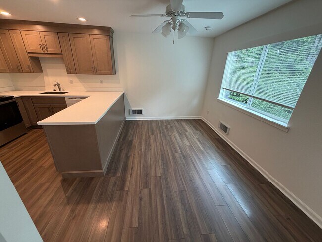 Building Photo - Charming Condo Located in the Highly Desirable Mountain Park Neighborhood of Lake Oswego.