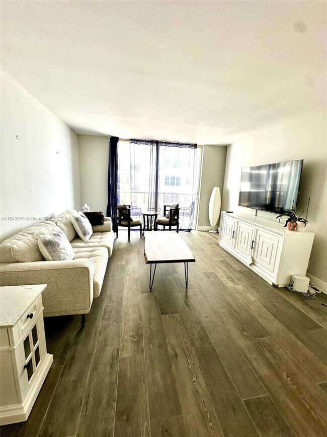 Building Photo - 6039 Collins Ave