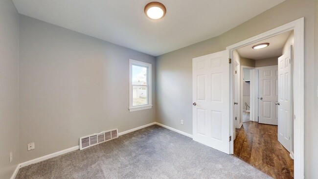 Building Photo - Fulton/W.58th neighborhood; 3 bedroom/2bat...