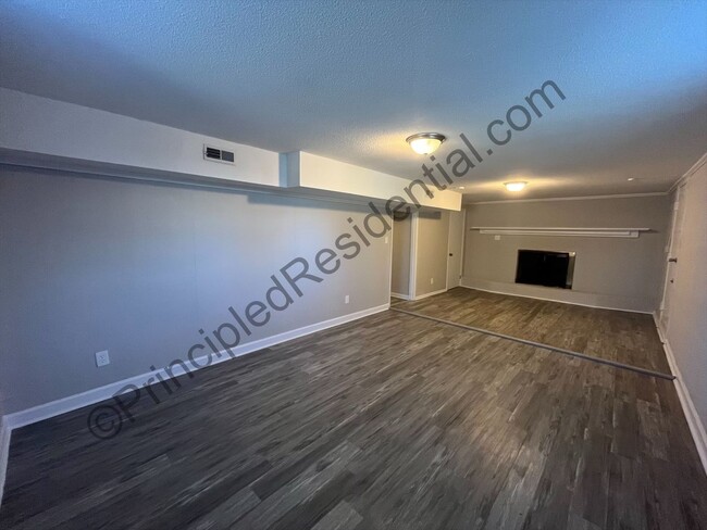 Building Photo - Newly remodeled split level home in nice n...