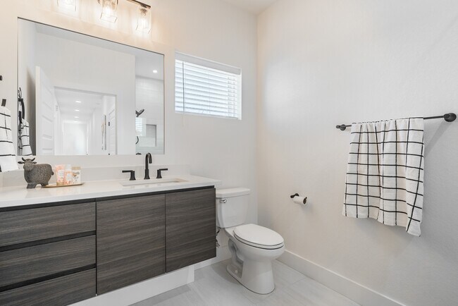 Building Photo - 719 Eleanor Ave