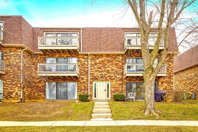 Building Photo - 219 W Ct of Shorewood