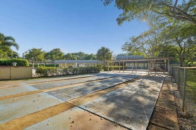 Building Photo - 370 NW 76th Ave