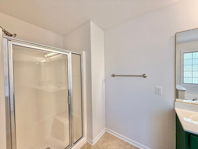 Building Photo - Newly Remodeled 4BD, 2.5BA Raleigh Corner-...