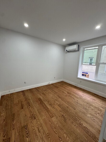 Building Photo - 275 E 55th St