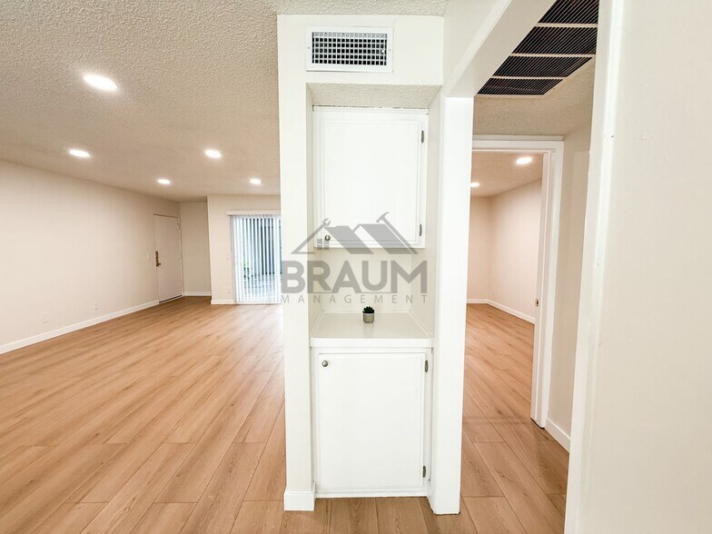 Building Photo - 13347 Victory Blvd