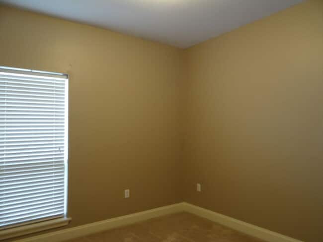 Building Photo - Beautiful Home for Lease in Maple Leaf Sub...