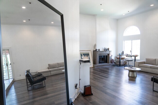 foyer - 840 N Croft Ave